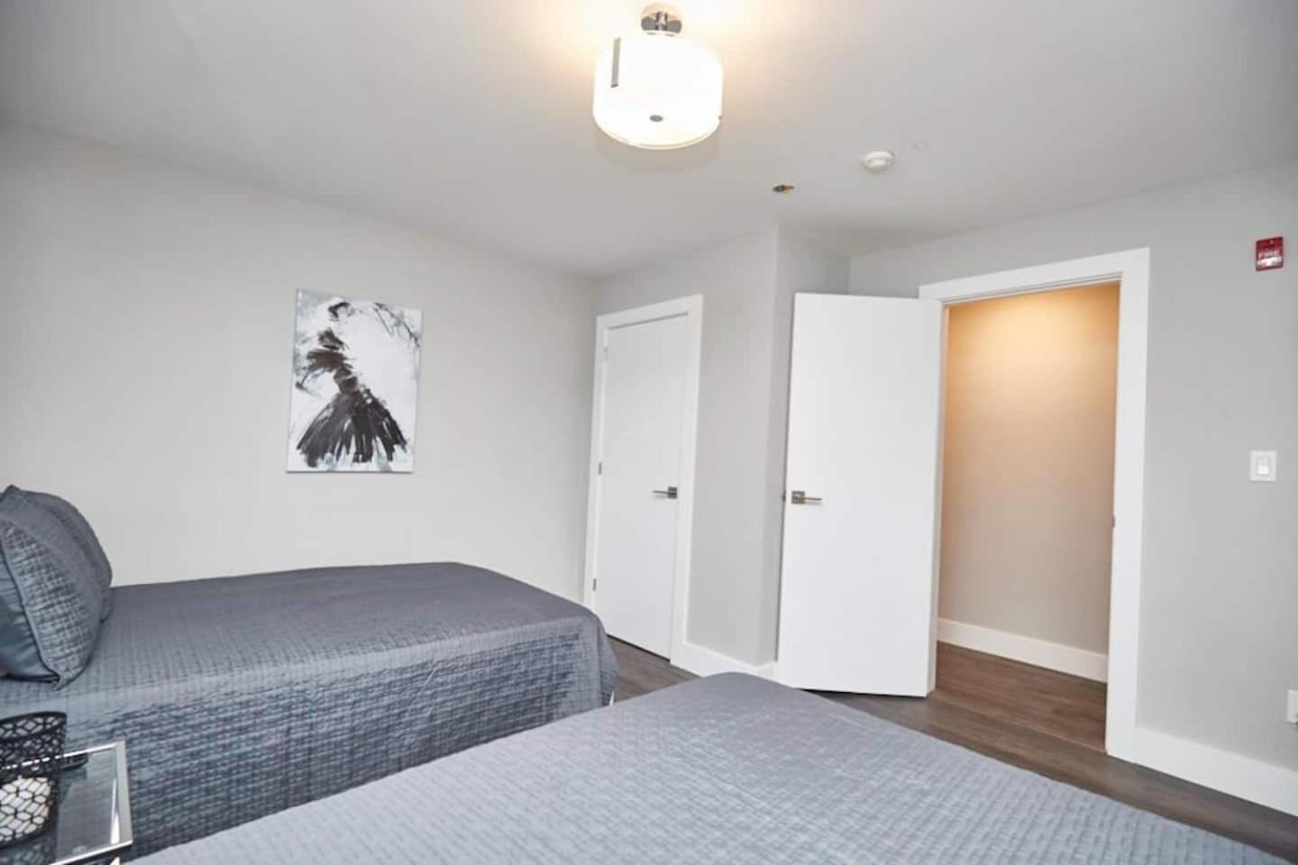 Clifton Hill Hideaway 2B -Two Bedroom Condo Niagara Falls Eksteriør billede