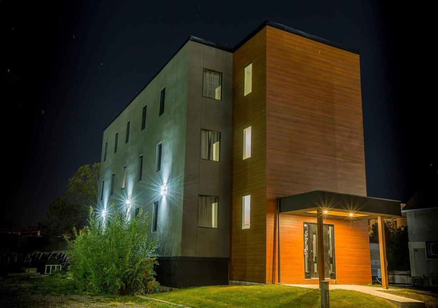 Clifton Hill Hideaway 2B -Two Bedroom Condo Niagara Falls Eksteriør billede